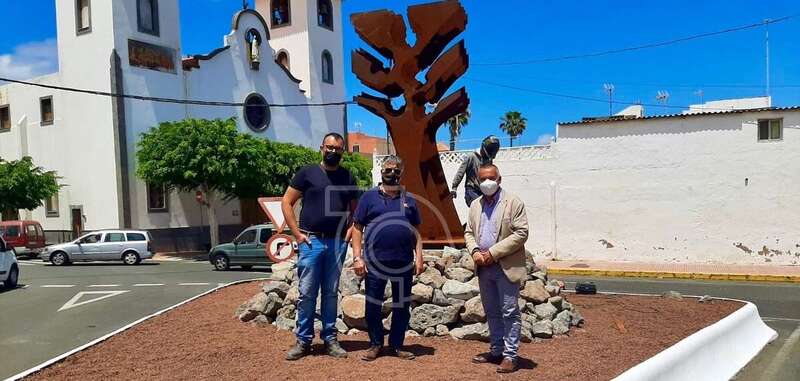 La escultura ya colocada esta mañana en el lugar donde mañana será inaugurada/TA.